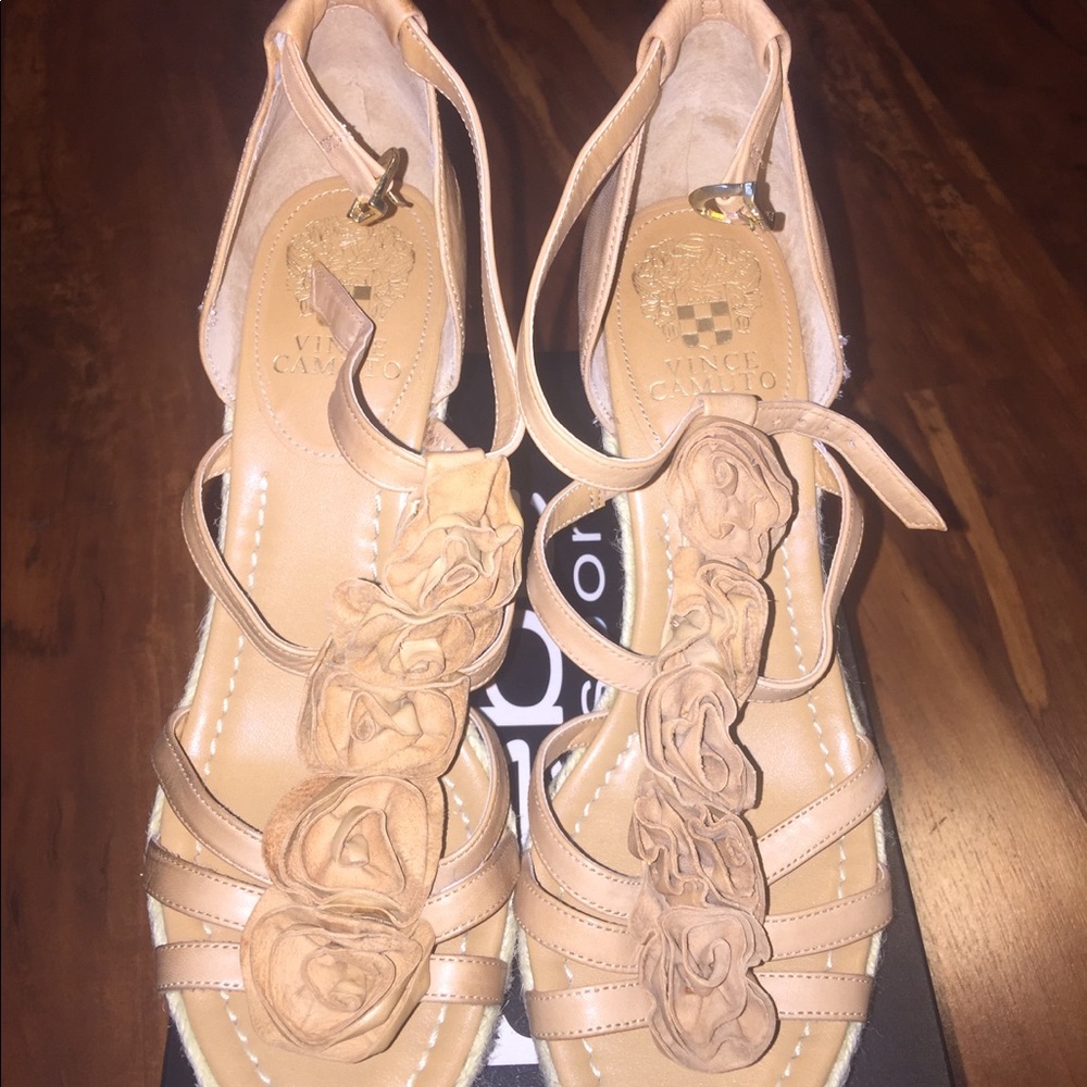 Trendy Vince Camuto sandals. - Picture 2 of 5